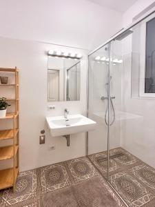 Un baño con lavabo y ducha en Radiant Apartment near Milano, en Sesto San Giovanni