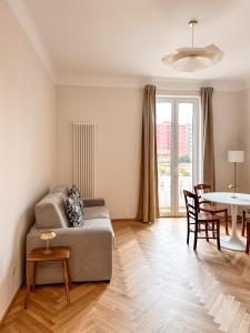 una sala de estar con un sofá y una mesa en Radiant Apartment near Milano, en Sesto San Giovanni