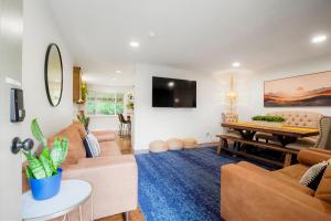 ein Wohnzimmer mit Sofa und Tisch in der Unterkunft BRAND NEW Classic Fire Pit 2 Kings Pet Friendly in Arvada