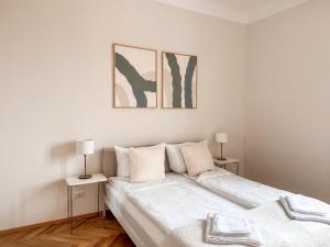 Sala de estar blanca con sofá y 2 lámparas en Radiant Apartment near Milano, en Sesto San Giovanni 12 fotos más