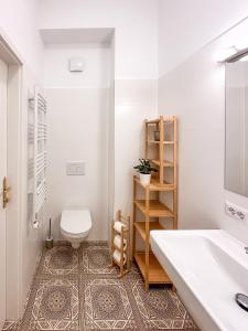 un baño con inodoro y lavabo en Radiant Apartment near Milano, en Sesto San Giovanni