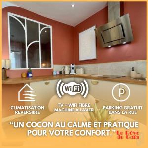 ein Schild für eine Küche mit Fernseher und Theke in der Unterkunft "Le rêve de Gaïa" Wifi, parking gratuit dans la rue in Moulins