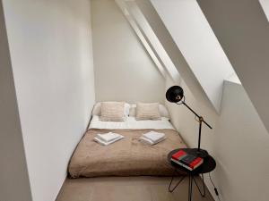 Ένα ή περισσότερα κρεβάτια σε δωμάτιο στο Modern apartment next to Zurich HB with roof terrace