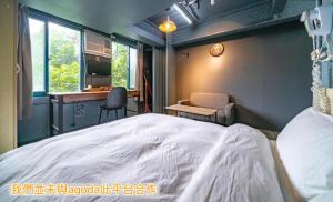 Un dormitorio con una cama, un escritorio y una silla. en 新橙居-我們未與阿狗打訂房平台合作請勿在阿狗打訂房平台訂房, en Dalin