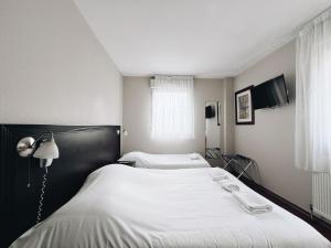LimasにあるLogis Hôtel Novaの白いシーツが敷かれたベッドが2つある寝室 +11枚の写真