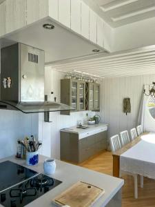 Η κουζίνα ή μικρή κουζίνα στο Mountain House Overlooking Rönnäng Archipelago