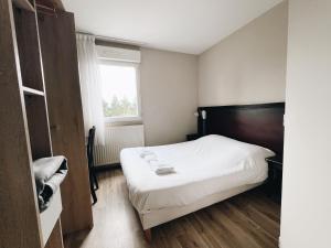 LimasにあるLogis Hôtel Novaのベッドと窓のある小さな寝室