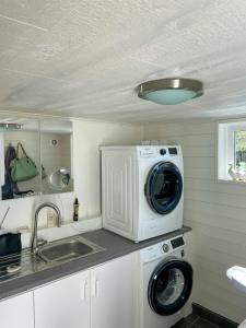 Η κουζίνα ή μικρή κουζίνα στο Mountain House Overlooking Rönnäng Archipelago