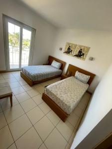 Ένα ή περισσότερα κρεβάτια σε δωμάτιο στο condomínio vila verde Pepper, Cactus T0,T1,T3