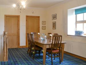 CarronbridgeにあるTownhead Millの木製のテーブルと椅子のあるダイニングルーム