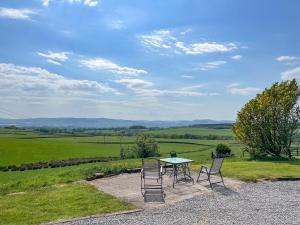 CarronbridgeにあるTownhead Millの砂利道に置かれたテーブルと椅子2脚