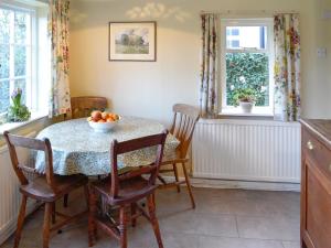 Yellowham WoodにあるThe Old Post Officeのキッチン(テーブル、フルーツボウル付)