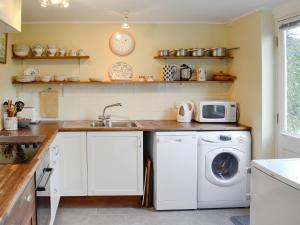 Yellowham WoodにあるThe Old Post Officeのキッチン(洗濯機、シンク付)