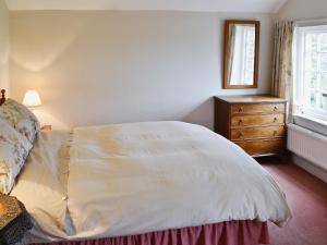 Yellowham WoodにあるThe Old Post Officeのベッドルーム1室(白いベッド1台、ドレッサー、窓付) +17枚の写真