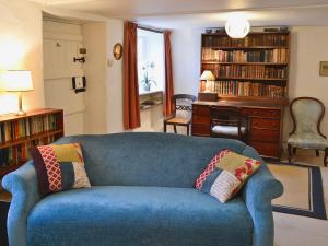 Yellowham WoodにあるThe Old Post Officeのリビングルーム(青いソファ、枕2つ付)
