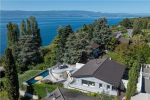 una vista aérea de una casa y el agua en Villa Clair Matin, en Thonon-les-Bains