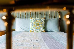 un lit avec des oreillers et un oreiller dessus dans l'établissement Valley View, à Stowe