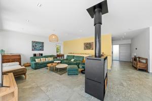 Una sala de estar con una estufa en el medio. en Villa Clair Matin, en Thonon-les-Bains