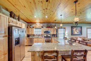 Una cocina con refrigerador y una mesa con sillas. en Jefferson Vacation Rental with Golf Cart!, en Jefferson