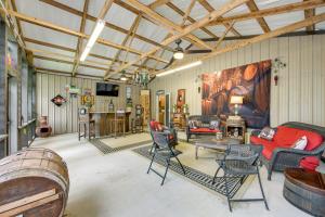 Una sala de estar con sillas, un sofá y una mesa. en Jefferson Vacation Rental with Golf Cart!, en Jefferson