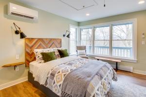 Postel nebo postele na pokoji v ubytování Modern Nellysford Getaway on 40 Private Acres!