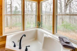 Fotografie z fotogalerie ubytování Modern Nellysford Getaway on 40 Private Acres! v destinaci Wintergreen + 32 fotografií