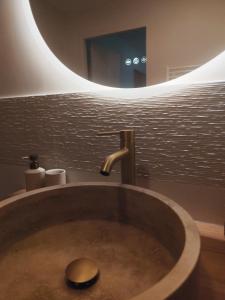 La salle de bains est pourvue d'un lavabo et d'un miroir. dans l'établissement Appartement cosy en centre-ville, à Calais 15 autres photos