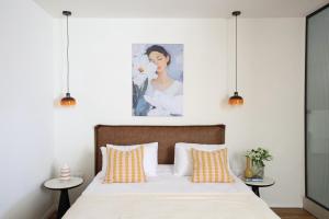 a bedroom with a bed with orange and white pillows at וילה מעגל השמש in Poriyya Illit