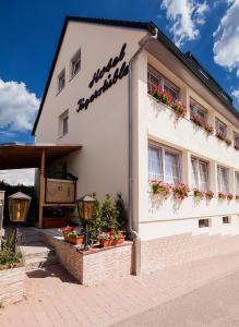 um edifício com um sinal na lateral em Gästehaus Jägerstüble em Neckarsulm