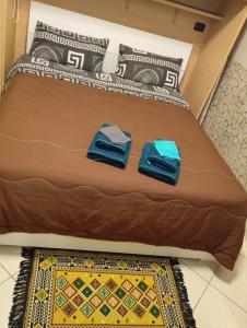 een bed met twee blauwe handdoeken erop bij Verti House appartamento, Frignano in Frignano