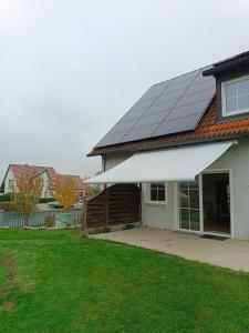 una casa con techo solar encima en Domus Limes, RuheOase am Schloss, en Ellingen