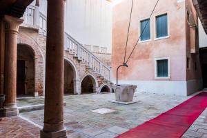 an empty courtyard with a red carpet in front of a building at Ca' Magno by Venicevillas, dimora storica in Venice