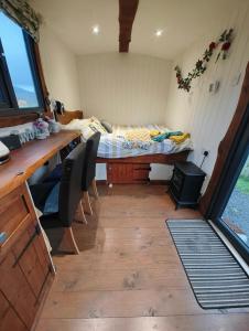 a room with a table and chairs in a room at Y Cwtch in Trefeglwys