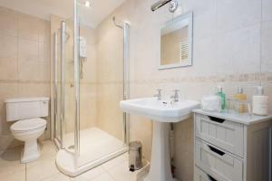 Et badeværelse på Luxury 2 bedroom cottage overlooking the River Wye + 25 billeder