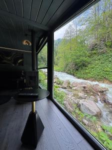 Zimmer mit einem Fenster und Flussblick in der Unterkunft Ayder Elizan Dağ Evleri in Çamlıhemşin