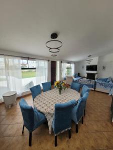 Posezení v ubytování Casa amplia con Piscina privada y a pasos de la playa