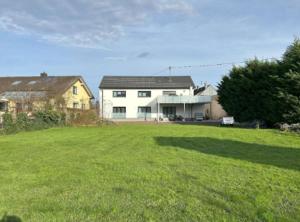 a large yard with two houses and a large grass field at Heimbi-Home No 4, 4 People, EuropaPark, E-Ladesäule in Kappel-Grafenhausen