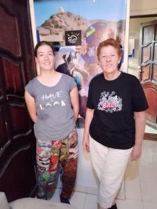 deux femmes debout l'une à côté de l'autre dans une pièce dans l'établissement Sun City, à Assouan 16 autres photos