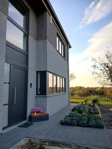 a house with a door and some plants in front of it at Het Polderzicht in Mellet