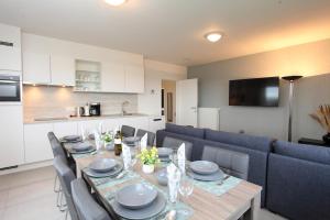 a dining room with a table and chairs and a kitchen at Het Polderzicht in Mellet