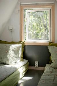 Posezení v ubytování Small Cabin With Outdoor Kitchen By Forest Stream + 9 fotografií