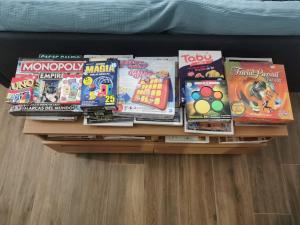 une étagère remplie de jeux et de magazines dans l'établissement Casa Clarita 2 Madrid 35' airport 40' 11p, à Perales de Tajuña