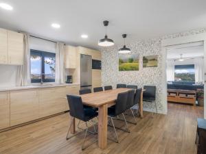une cuisine et une salle à manger avec une table et des chaises en bois dans l'établissement Casa Clarita 2 Madrid 35' airport 40' 11p, à Perales de Tajuña