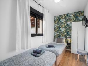 - 2 lits jumeaux dans une chambre avec papier peint dans l'établissement Casa Clarita 2 Madrid 35' airport 40' 11p, à Perales de Tajuña 14 autres photos