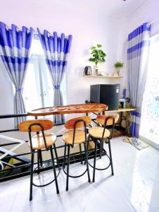 a dining room with a table and four chairs at Hoàng Nga 2 Homestay in Phan Thiet