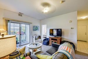 un salon avec un canapé et une télévision dans l'établissement Pool Access and Easy Beach Days! Lewes Unit with Patio, à Carpenters Corner