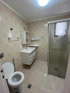 Phòng tắm tại Apartamento no Guarujá-SP 8min andando até a praia