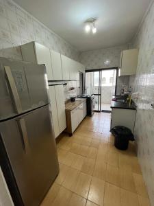 Nhà bếp/bếp nhỏ tại Apartamento no Guarujá-SP 8min andando até a praia