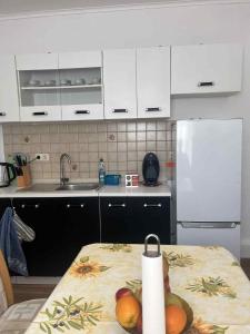 Una cocina con una mesa con fruta encima. en Gästehaus, en Neustadt