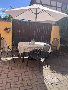 Una mesa y sillas con una sombrilla en un patio. en Gästehaus, en Neustadt 15 fotos más